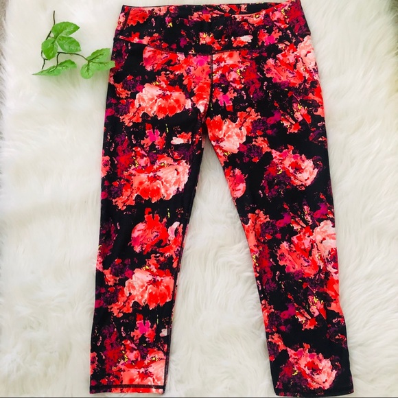 Fabletics Mid-Rise Printed Powerhold Capri pants - Picture 2 of 5